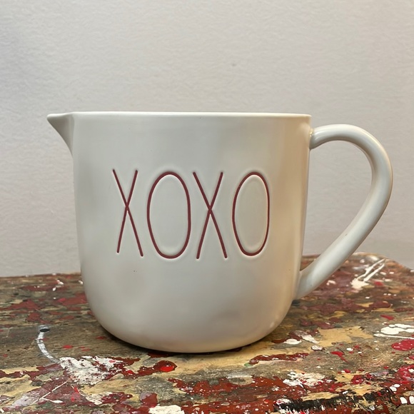 Never Used Rae Dunn XOXO Measuring Cup - Picture 2 of 12